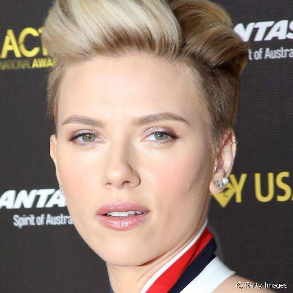 Os olhos de Scarlett Johansson surgiram com sombra champagne, enquanto os lábios ganharam um tom pêssego